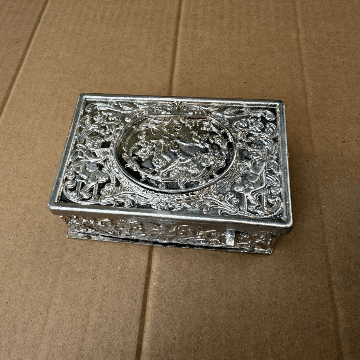European Three-dimensional Embossed Bird Music Box
