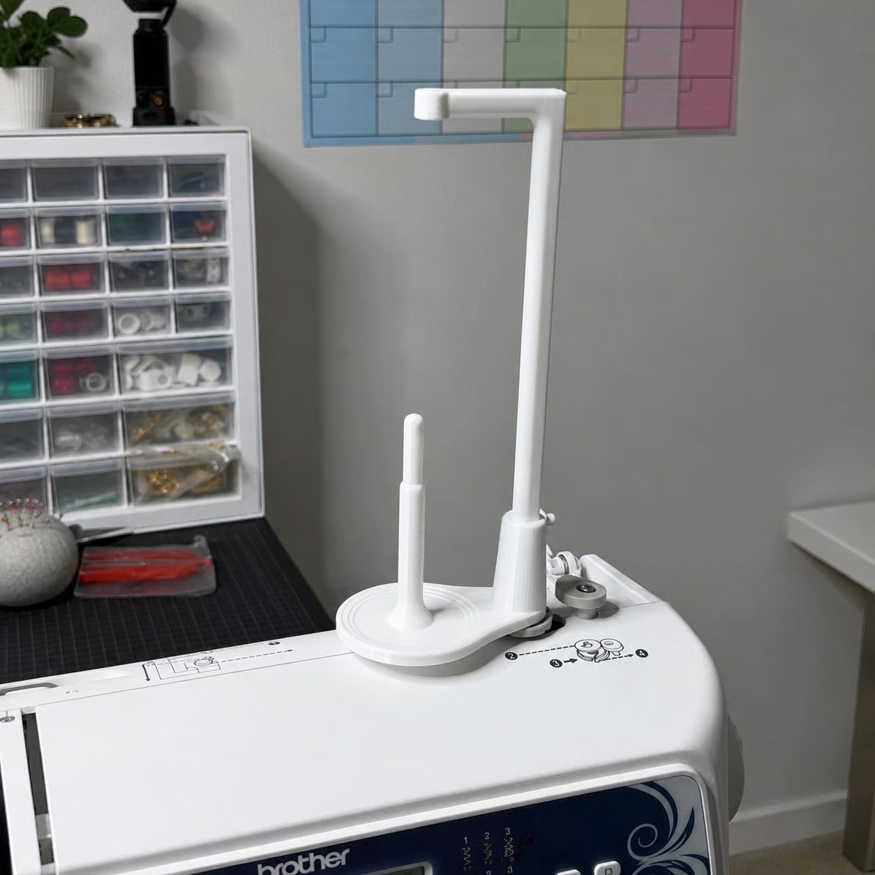 🔥LAST DAY 50% OFF - 🧵Large Capacity Thread Spool Stand🪡(Compatible With Most Sewing Machines In US Markets)