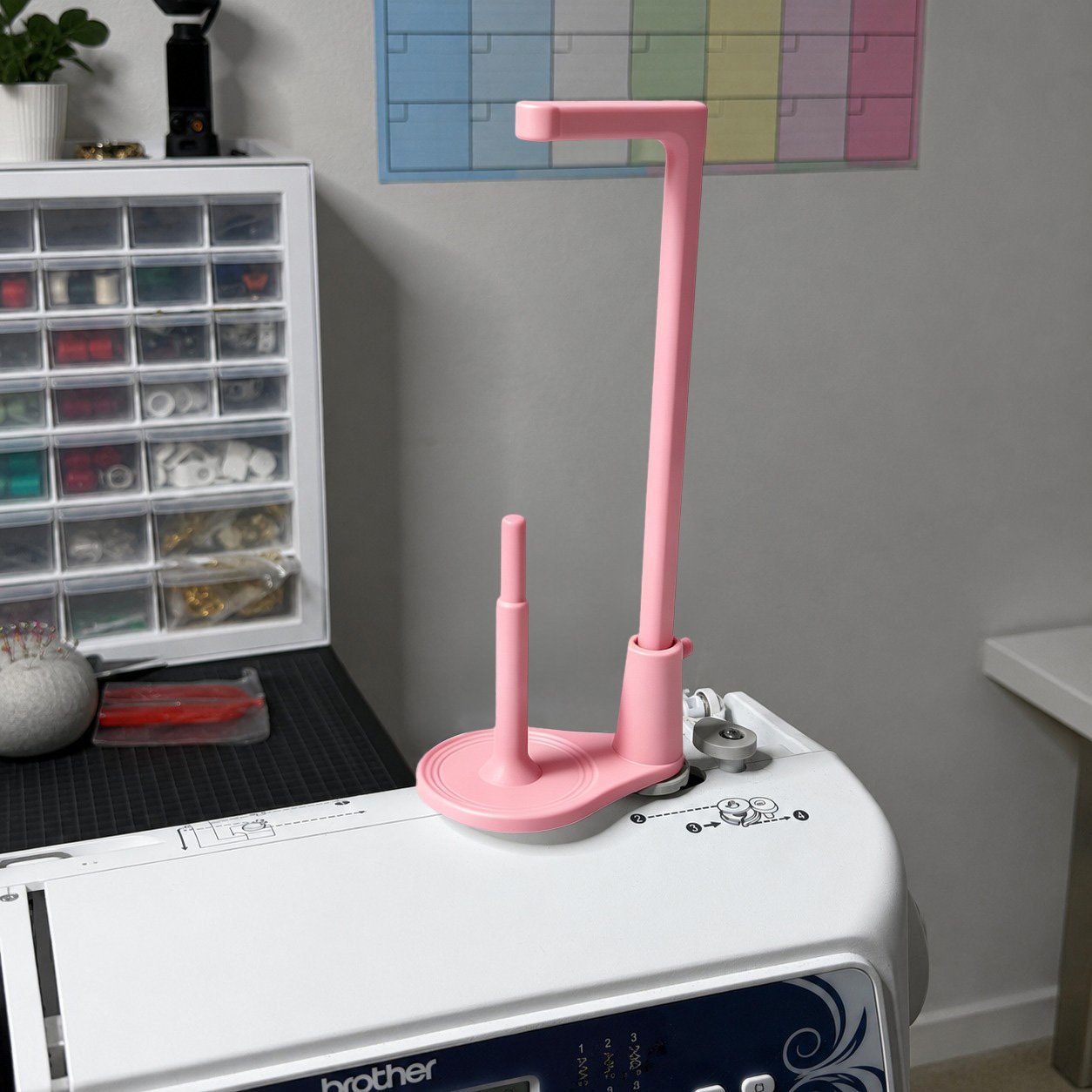 🔥LAST DAY 50% OFF - 🧵Large Capacity Thread Spool Stand🪡(Compatible With Most Sewing Machines In US Markets)